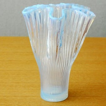 スウェーデンで見つけた美しいガラスの花瓶（淡い水色）の商品写真