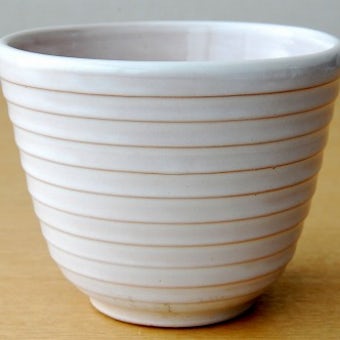 スウェーデンで見つけた陶器の植木鉢（ホワイト・横縞模様）の商品写真