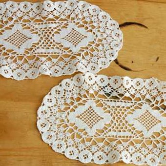 スウェーデンで見つけた手編みドイリー（楕円）の商品写真