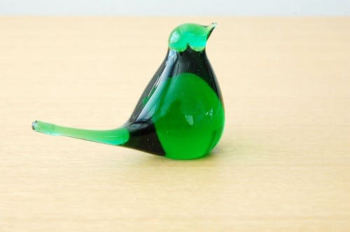 FINLAND'S GLASS BIRD 新緑のエキスを閉じ込めたような小鳥の