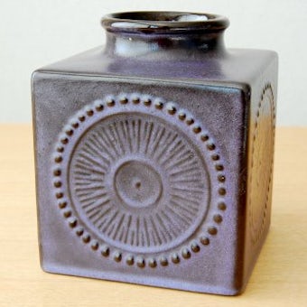 Upsala Ekeby/ウプサラエクビイ/キューブ型の花瓶（ラベンダー色）の商品写真