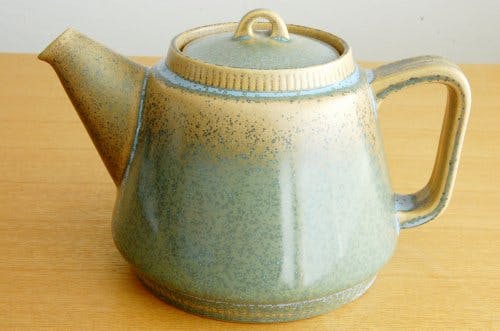 淡い青色 陶器製急須 木製の蓋付き 淡い青色 陶器製急須 木製の蓋付き