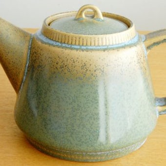 デンマークで見つけた淡いグリーンの釉薬が美しい陶器のティーポットの商品写真
