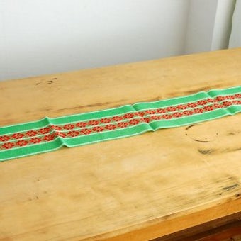 スウェーデンで見つけたテーブルランナー（グリーン×レッド）の商品写真