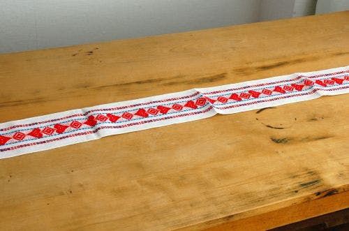 スウェーデンで見つけた刺繍のテーブルランナ－（ハート） - 北欧