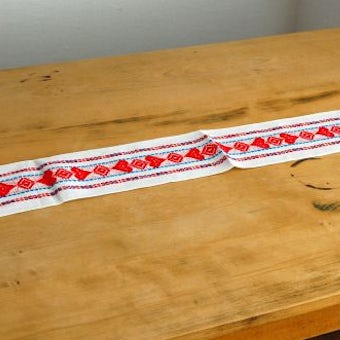 スウェーデンで見つけた刺繍のテーブルランナ－（ハート）の商品写真