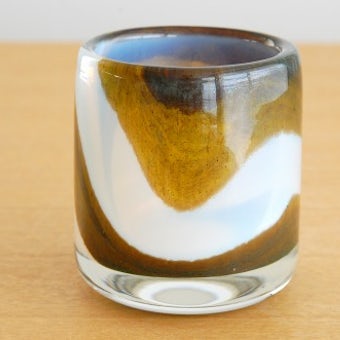 スウェーデンで見つけたガラスの花瓶（ホワイト×ブラウン）の商品写真
