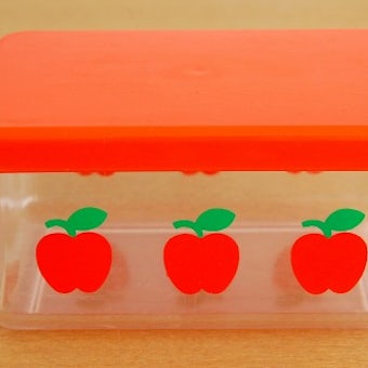 デンマークで見つけたプラスティック製のバターケース（リンゴ模様）の商品写真