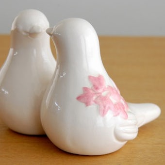 Rosa Ljungデザイン/陶器の小鳥オブジェ（２羽・ピンクのお花）の商品写真