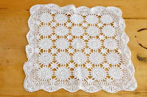 スウェーデンで見つけた手編みのセンターマット（ホワイト）の商品写真