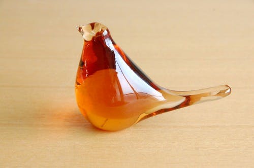 スウェーデンで見つけたガラスの小鳥オブジェ（オレンジ