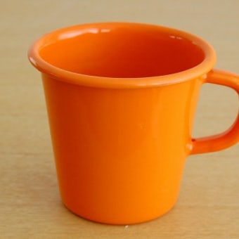 デンマークで見つけたホーロー製マグカップ（オレンジ）の商品写真