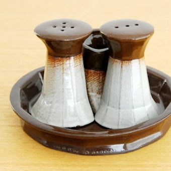 スウェーデンで見つけた陶器の卓上調味料セットの商品写真