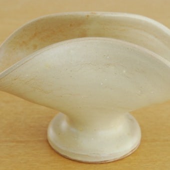 スウェーデンで見つけた陶器のキャンドルスタンド（ベージュ）の商品写真