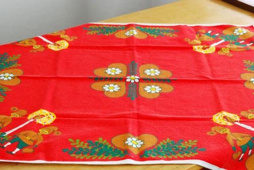 スウェーデンで見つけたテーブルクロス（ろうそくトムテ）の商品写真