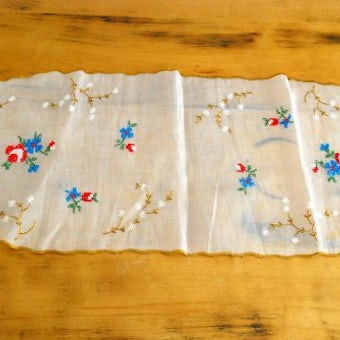 スウェーデンで見つけた繊細な布で作られたセンタークロス（お花の刺繍）の商品写真