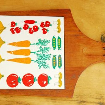 スウェーデンで見つけた野菜模様のカッティングボード（タイル）の商品写真
