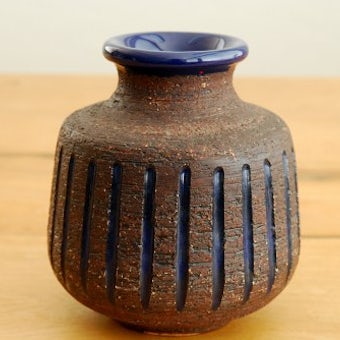 スウェーデンで見つけた陶器の花瓶（ブラウン×ブルー）の商品写真