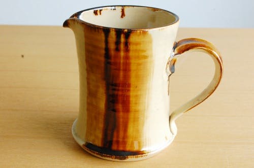 デンマークで見つけた陶器のピッチャー（ベージュ）の商品写真