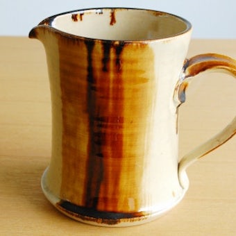 デンマークで見つけた陶器のピッチャー（ベージュ）の商品写真