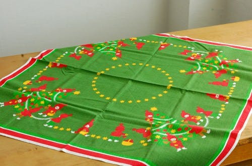 スウェーデンで見つけたテーブルクロス（トムテのクリスマス支度）の商品写真