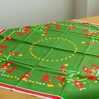 スウェーデンで見つけたテーブルクロス（トムテのクリスマス支度）の商品写真