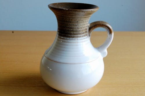 スウェーデンで見つけた陶器の花瓶（ブラウン×ホワイト）の商品写真