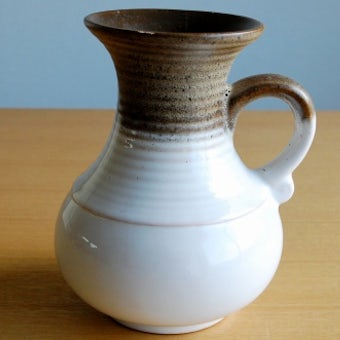 スウェーデンで見つけた陶器の花瓶（ブラウン×ホワイト）の商品写真