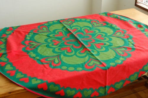 スウェーデンで見つけたラウンドクロス（レッド×グリーン）の商品写真