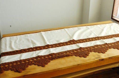 スウェーデンで見つけた手編みのニットをあしらったカフェカーテン（ホワイト×ブラウン）の商品写真