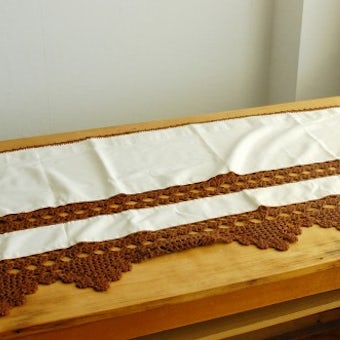 スウェーデンで見つけた手編みのニットをあしらったカフェカーテン（ホワイト×ブラウン）の商品写真