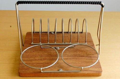 スウェーデンで見つけたハンドル付き木製トーストスタンドの商品写真