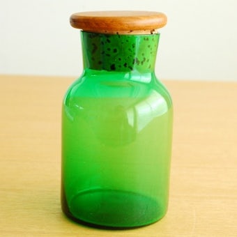 スウェーデンで見つけた木蓋付きガラス瓶（グリーン）の商品写真