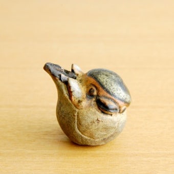 スウェーデンで見つけた陶器の小さな小鳥オブジェの商品写真