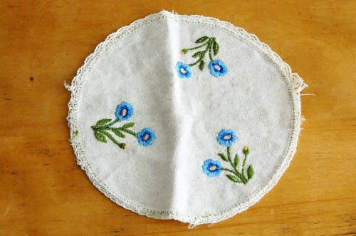 スウェーデンで見つけたセンタークロス（丸型・水色のお花刺繍）の商品写真