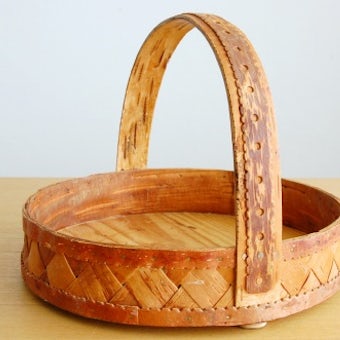 スウェーデンで見つけた白樺のハンドル付きトレーの商品写真