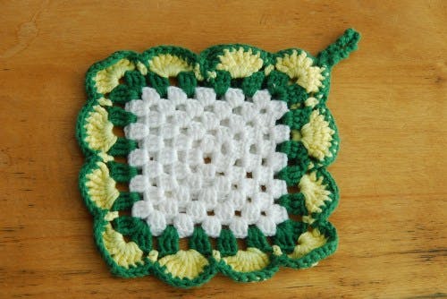 スウェーデンで見つけた手編みのポットマット（グリーン×イエロー×ホワイト）の商品写真