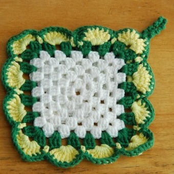 スウェーデンで見つけた手編みのポットマット（グリーン×イエロー×ホワイト）の商品写真