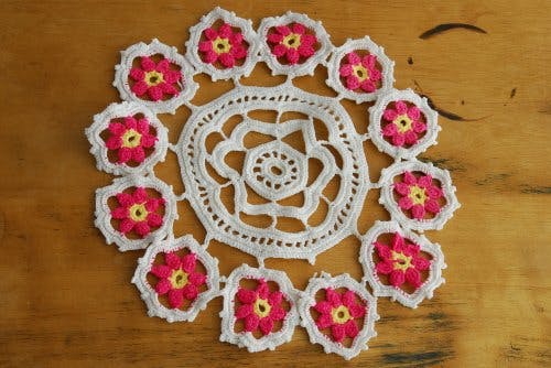 スウェーデンで見つけた手編みドイリー/サークル（ピンク×ホワイト）の商品写真
