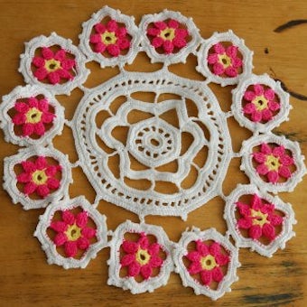 スウェーデンで見つけた手編みドイリー/サークル（ピンク×ホワイト）の商品写真