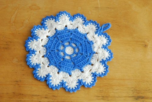 スウェーデンで見つけた手編みのポットマット/サークル（ブルー×ホワイト）の商品写真