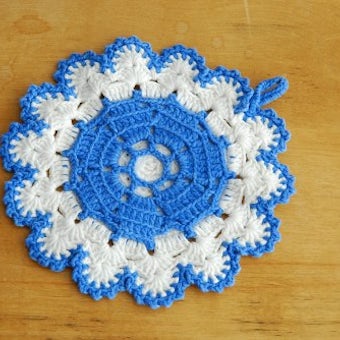 スウェーデンで見つけた手編みのポットマット/サークル（ブルー×ホワイト）の商品写真