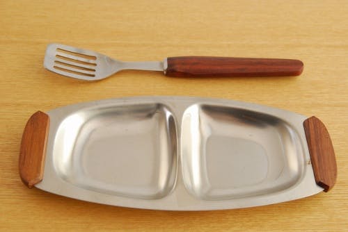 スウェーデンで見つけたステンレス製プレートとターナーのセットの商品写真