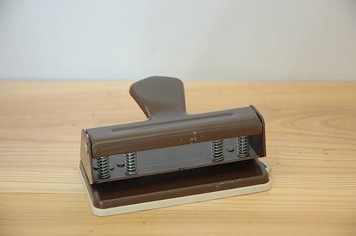スウェーデンで見つけた古い穴あけパンチの商品写真