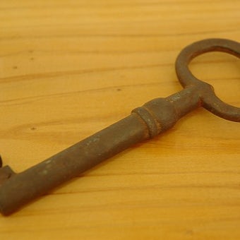 スウェーデンの農家の納屋の古い鍵の商品写真