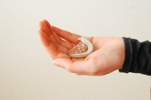 陶芸作家様一点物作品 陶土ブローチ 空を飛ぶ白い鳥 翼 手彩色 希望 平和 友愛 アクセサリー（karmanchik.com.ua）
