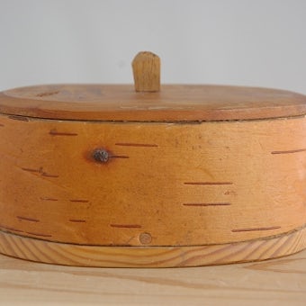 スウェーデンの工芸品/木製オーバルボックス（取っ手付）の商品写真