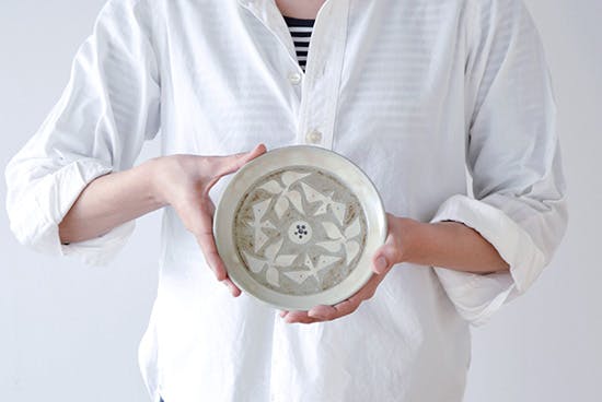 取扱い終了】岡田崇人/掻落し/草花文/5寸皿(径：約15.5cm