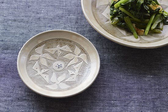 取扱い終了】岡田崇人/掻落し/草花文/5寸皿(径：約15.5cm