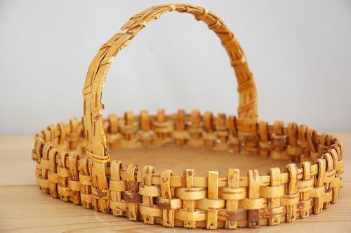 スウェーデンで見つけた籐で編まれたトレー - 北欧、暮らしの道具店